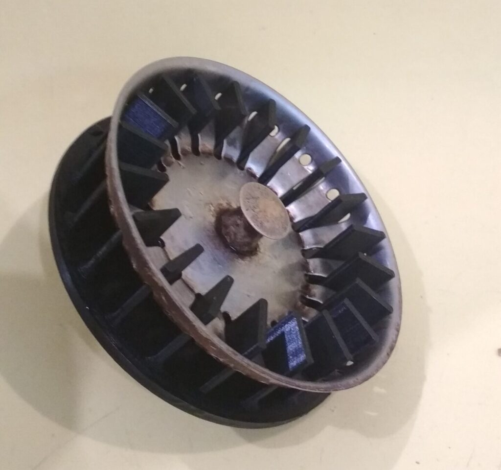 Izlietnes sietiņa tīrītājs