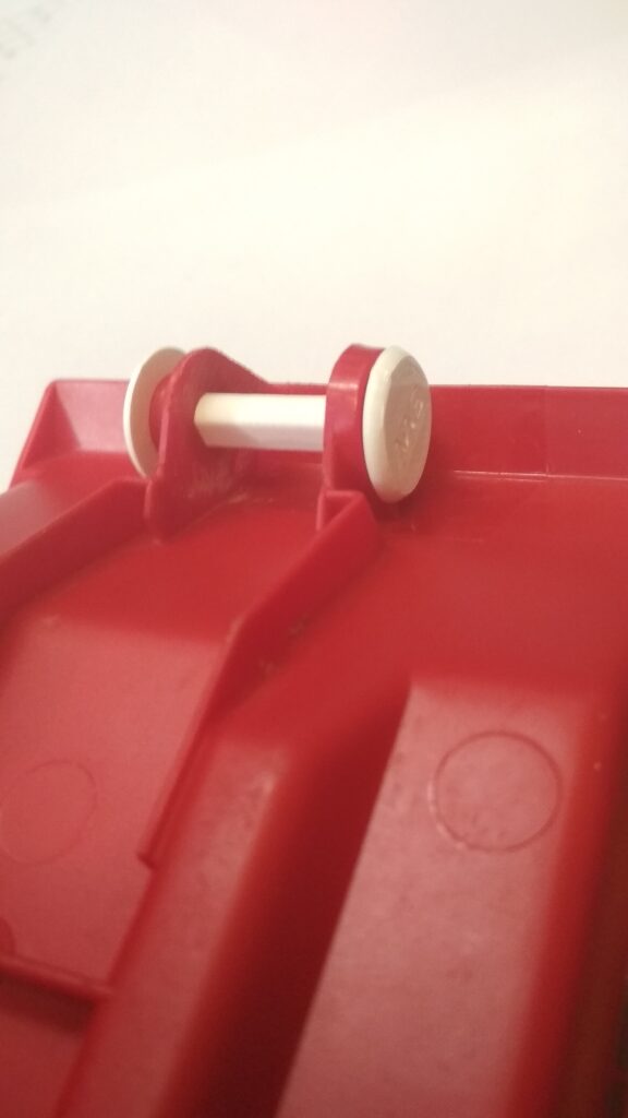 Jauna ass rotaļu pašizgāzējam