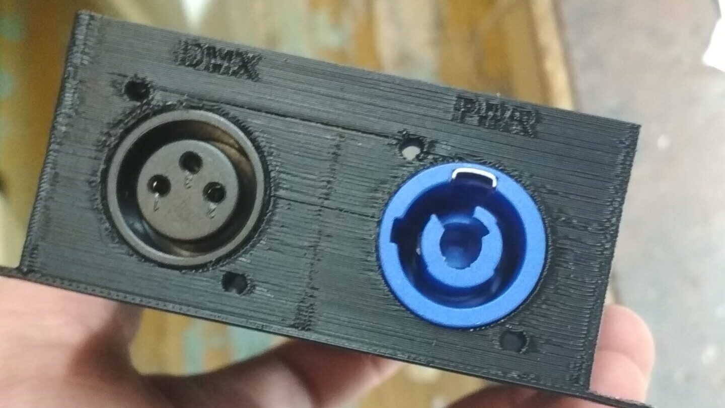 Barošanas ievads un signāla izvads 3D printētā kastē