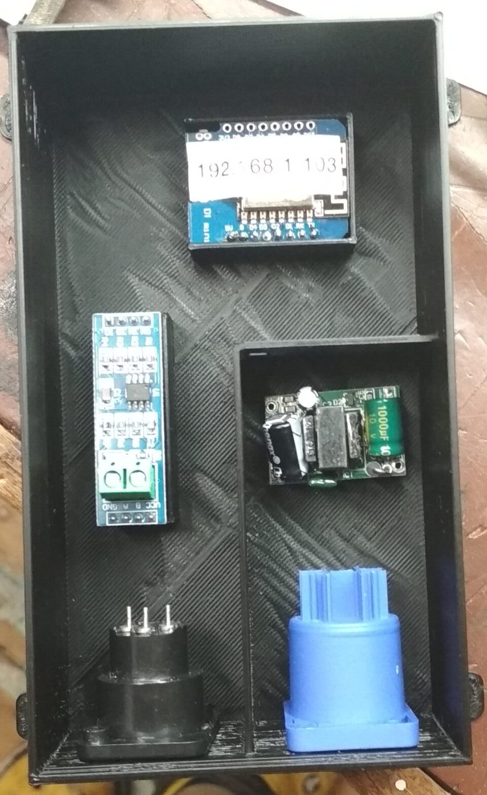 Komponenti (5V barošanas bloks, Wemos D1 mini, RS485 modulis) pirms montāžas