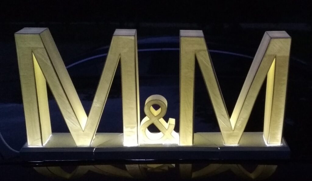 Izgaismoti burti - kāzu dāvana