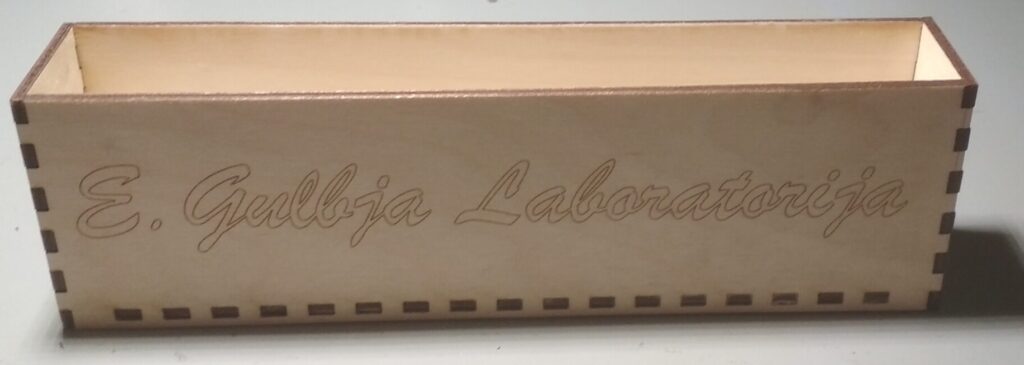 Kastīte ar gravējumu