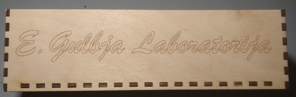 Kastīte ar gravējumu