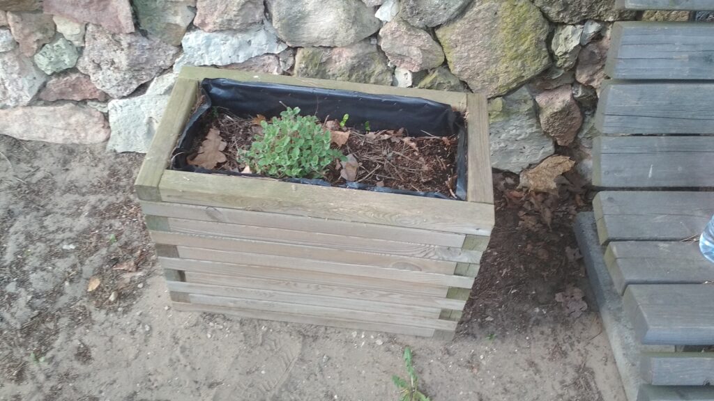 Puķu kastes veidotas no 45x45mm brusām