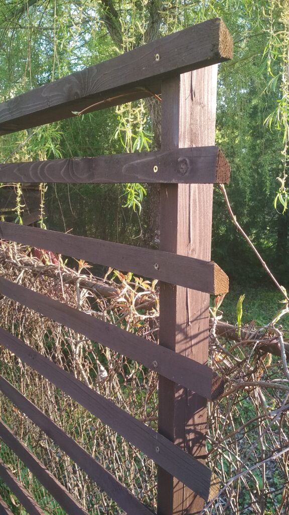 "French cleat" sistēma puķu kastu iekāršanai vēlamajā augstumā