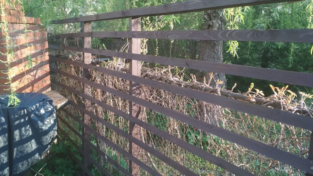 "French cleat" sistēma puķu kastu iekāršanai vēlamajā augstumā