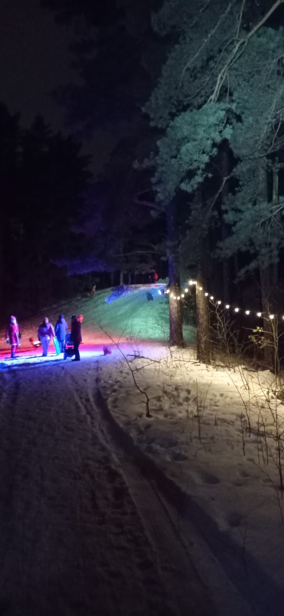 Pasākuma vakars - izgaismots kalns, gaismas virtenes, ugunskurs, Ziemassvētku vecītis