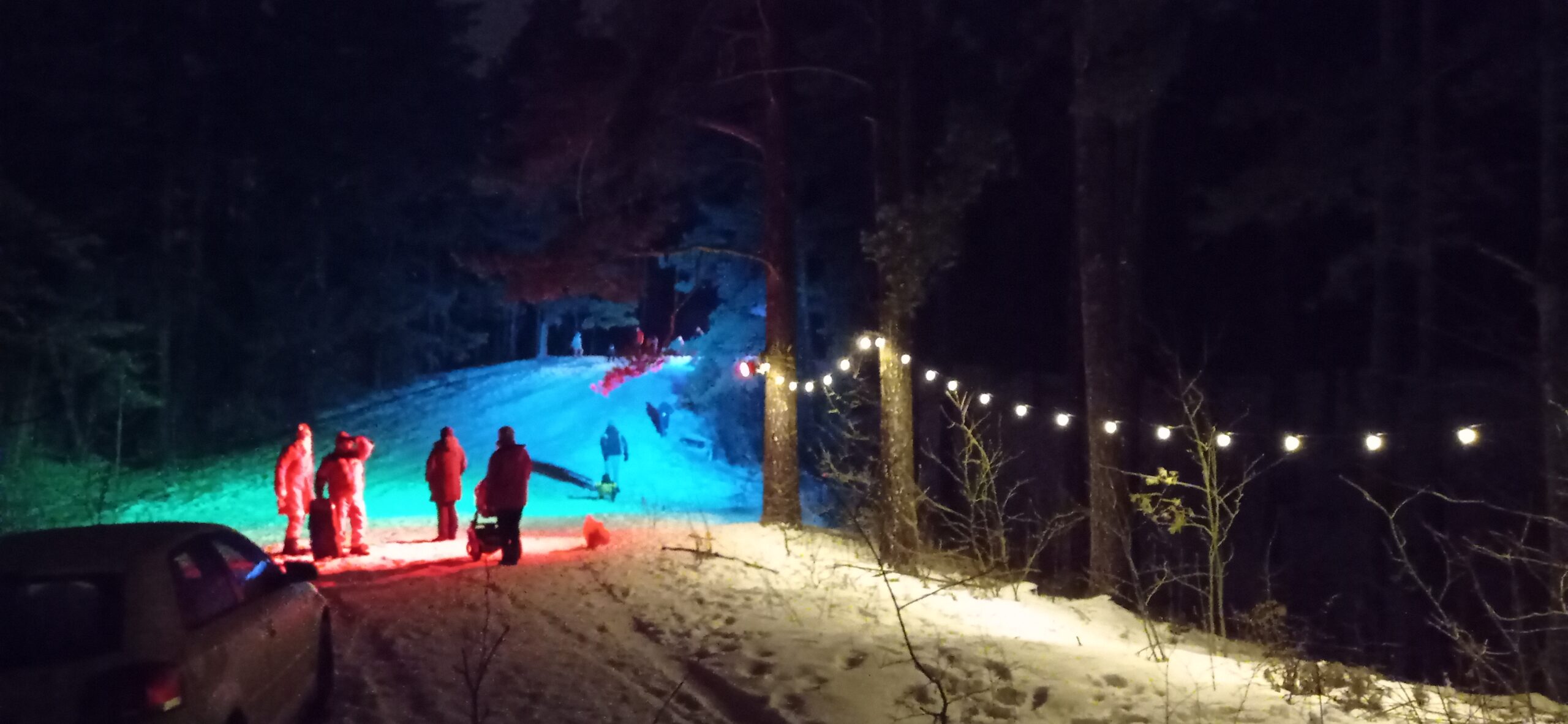 Pasākuma vakars - izgaismots kalns, gaismas virtenes, ugunskurs, Ziemassvētku vecītis