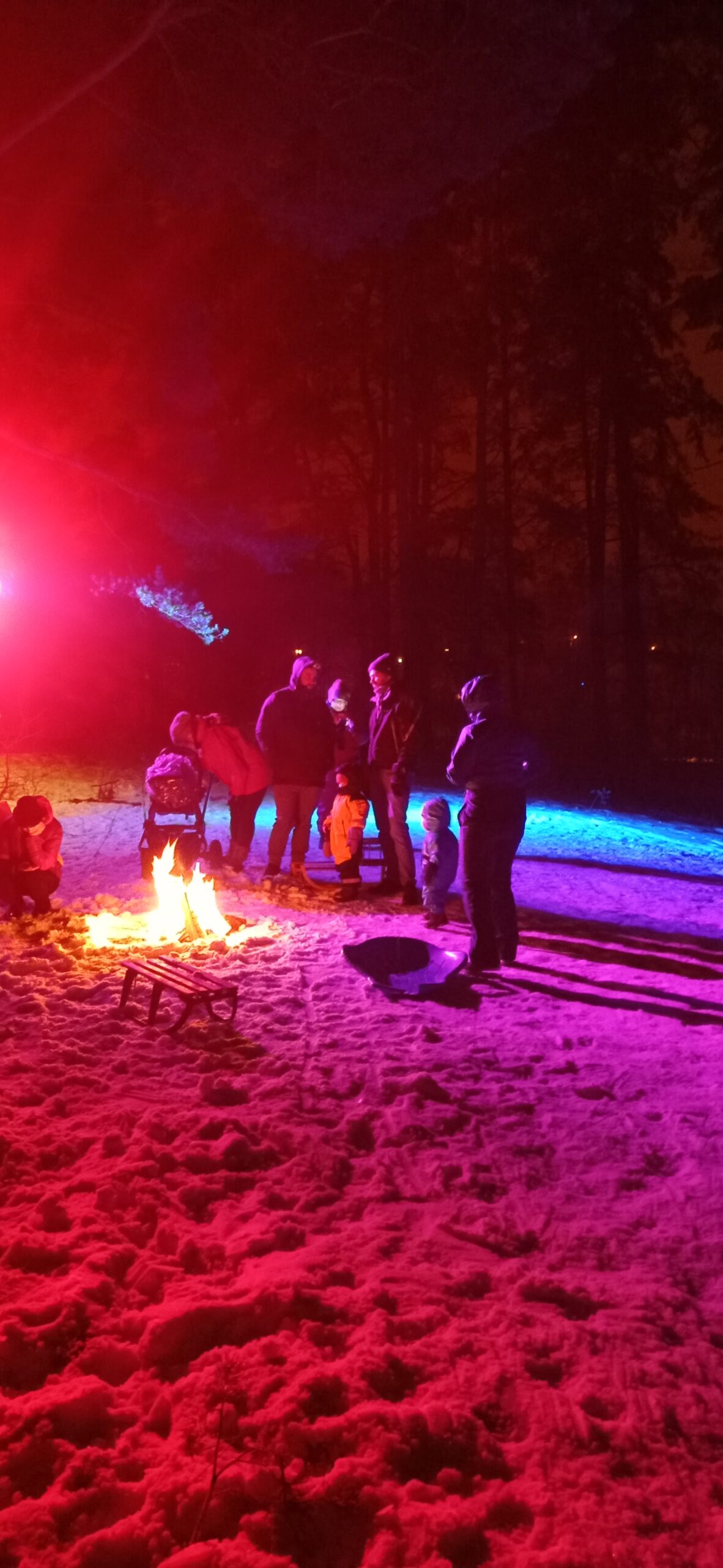 Pasākuma vakars - izgaismots kalns, gaismas virtenes, ugunskurs, Ziemassvētku vecītis